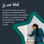 Femme installant un store occultant sur une fenêtre avec un texte expliquant que ce store bloque complètement la lumière