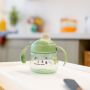 Tasse de sevrage verte, sur le comptoir de la cuisine
