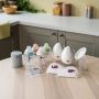 Produits inclus dans le pack tire-lait nomade y compris le tire-lait nomade, les biberons et d&apos;autres articles pour la maison