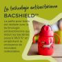 Tasse rouge à paille lestée, sur un comptoir de cuisine, avec texte sur la paille anti-bactérienne BACSHIELD