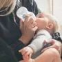 Femme donnant du lait à son bébé à partir d&apos;un biberon Natural Start