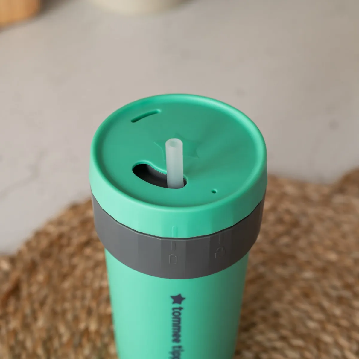 Close up shot of the 3in1Cup’s lid in straw position