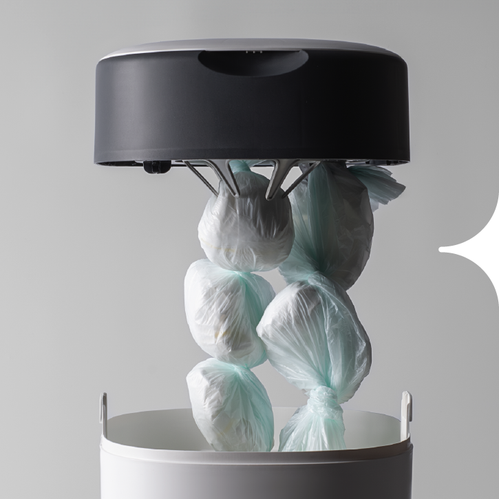 Une poubelle à couches Twist & Click avec le couvercle soulevé, montrant le film de recharge rempli de couches.