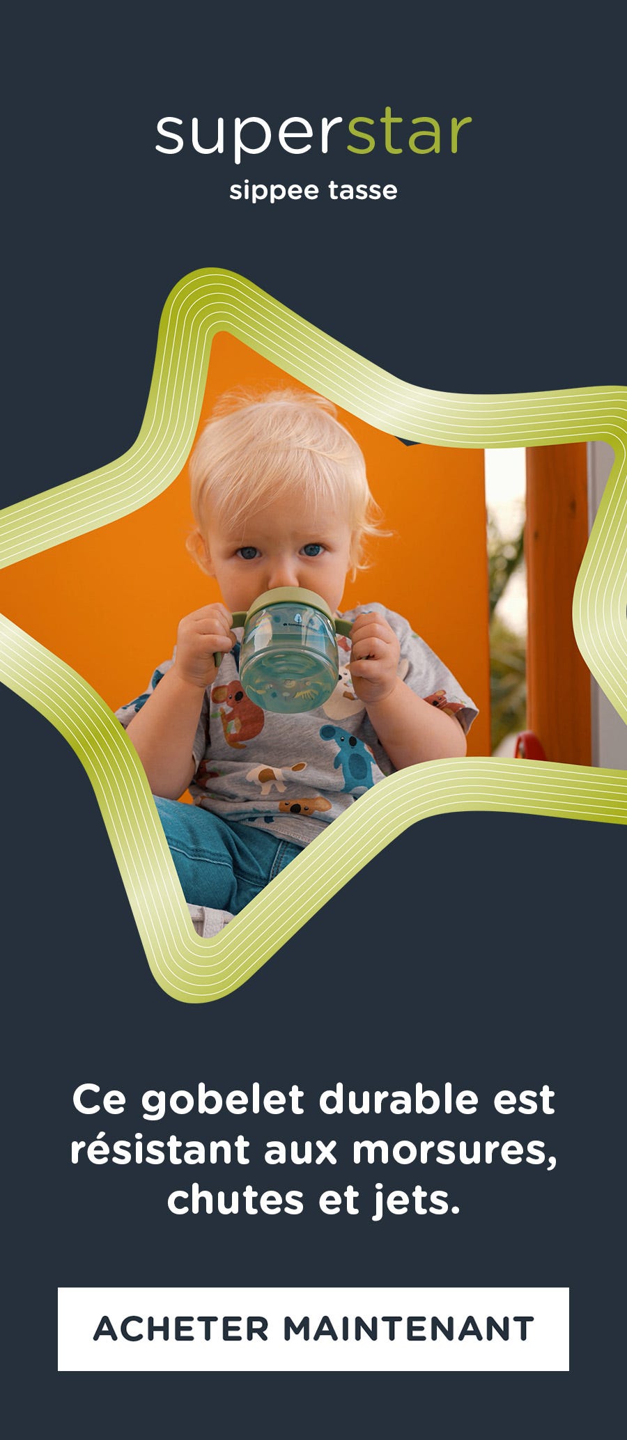 tout-petit buvant dans une tasse à bec