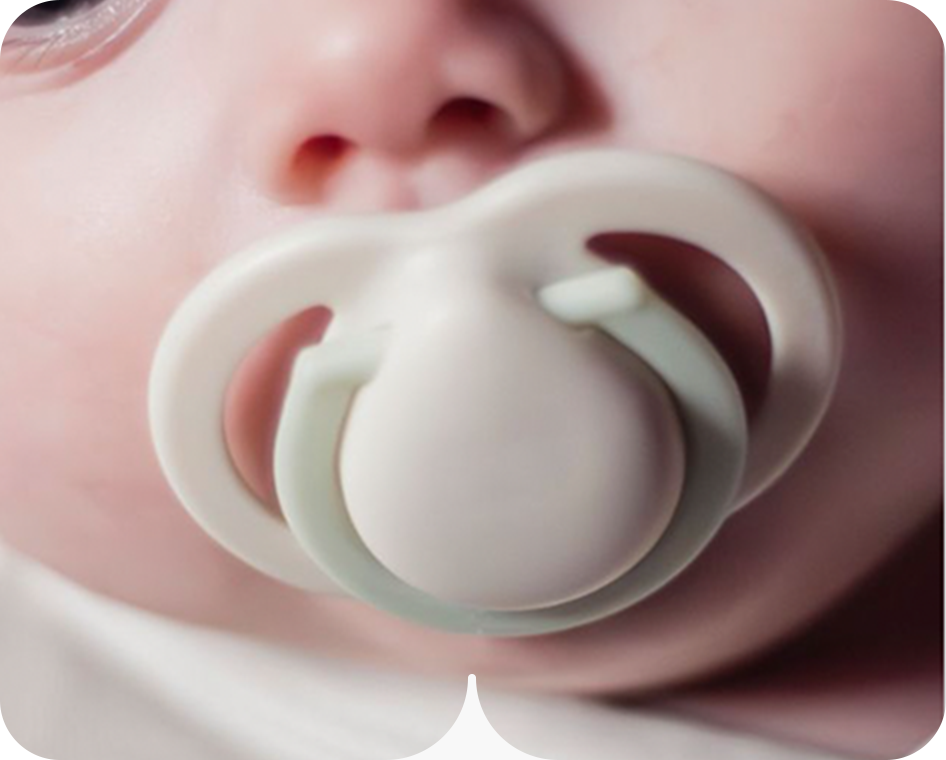 une tétine pour nouveau-né dans la bouche d'un bébé 